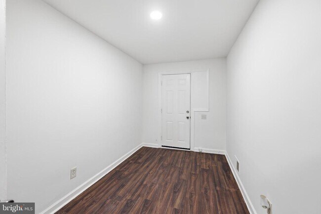 Building Photo - 3816 W Bay Ave