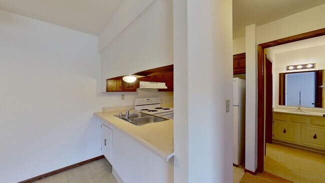 Building Photo - Lower 1 Bedroom 1 Bathroom Apartment Available