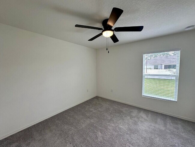 Building Photo - Large Family Home