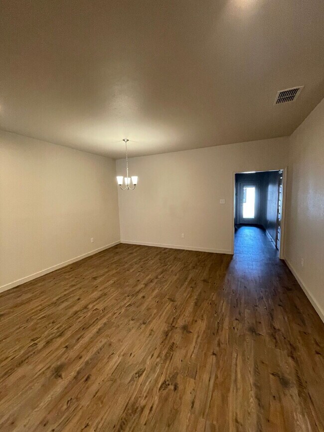 Building Photo - Beautiful Townhome Located South of Town N...