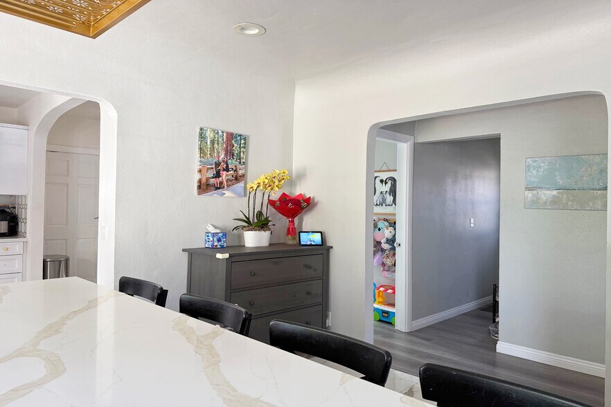 Building Photo - 1245 N Orchard Dr