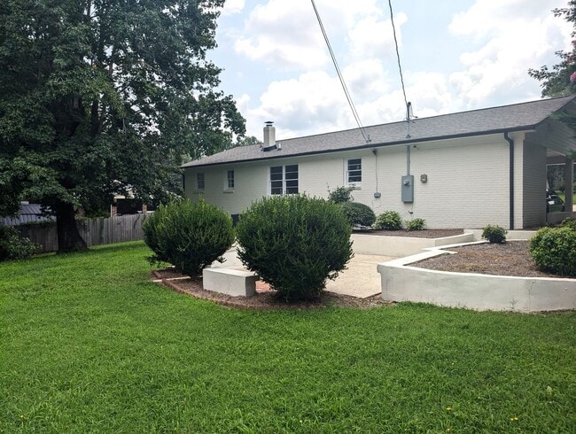 Building Photo - CherryVille Downtown, 3 bedroom, 100% Upgraded.