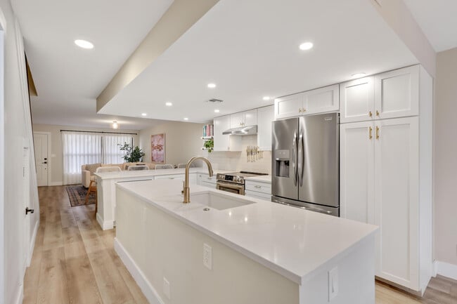 Building Photo - 6021 Bayview Dr