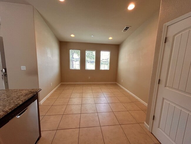 Building Photo - Nice home for rent in Visalia!