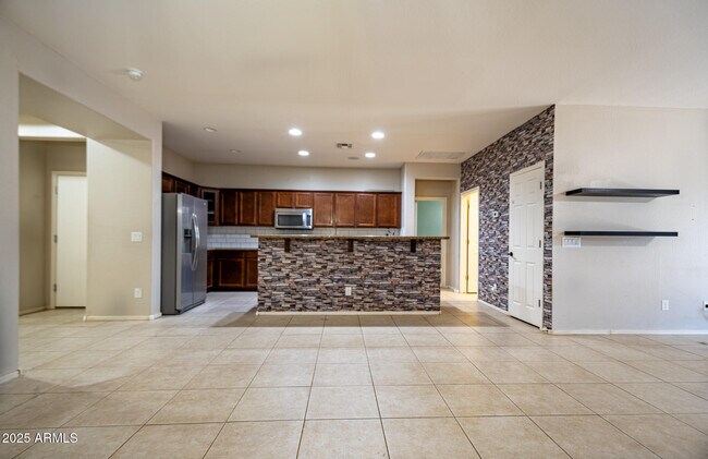 Building Photo - 18433 W Sunnyslope Ln