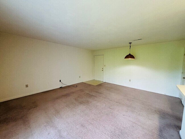 Building Photo - 884 Newport Terrace