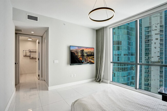 Building Photo - 100 E Las Olas Blvd