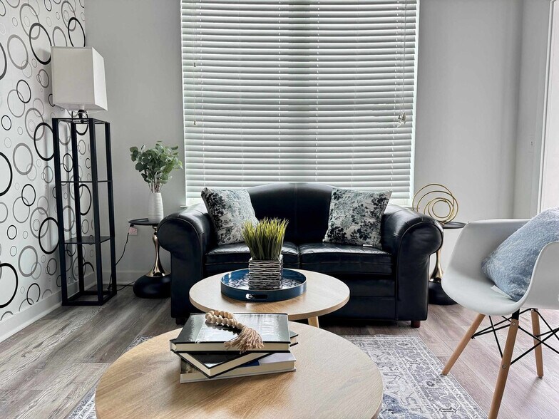 Building Photo - 525 Parkway Dr NE