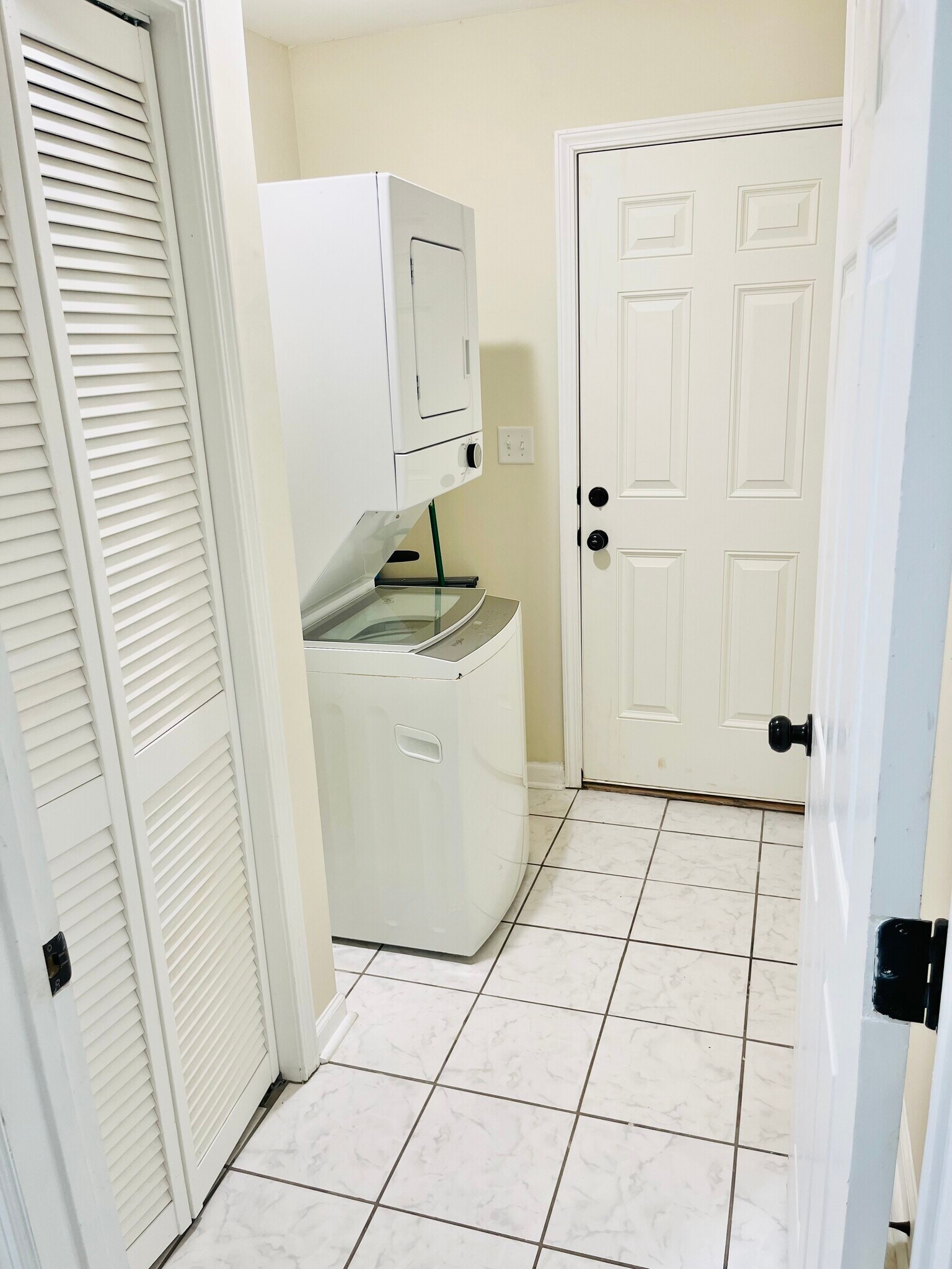 Building Photo - 2270 Miriam Ln