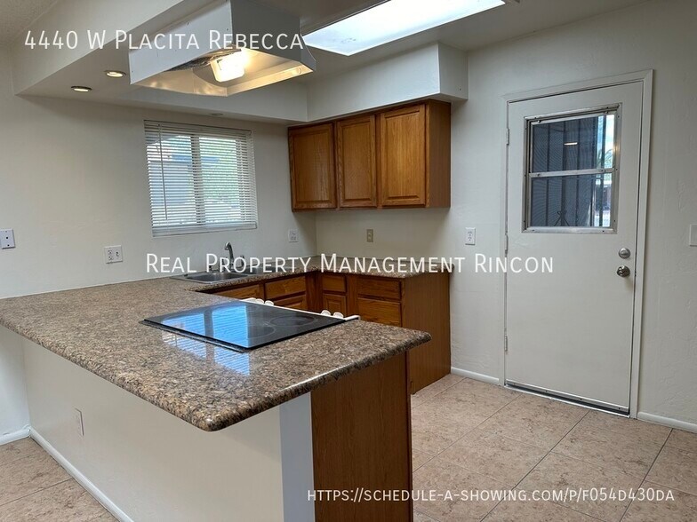 Building Photo - 4440 W Placita Rebecca