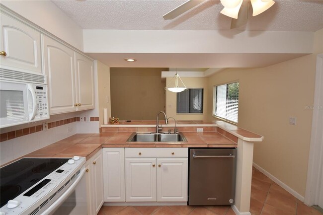 Building Photo - 74 Lake Forest Pl