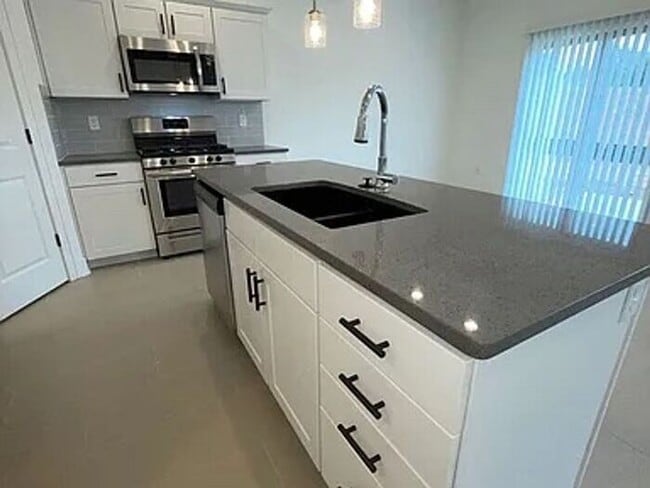 Building Photo - Gorgeous 3 bedroom / 2/5 bath in Park Hill schools!