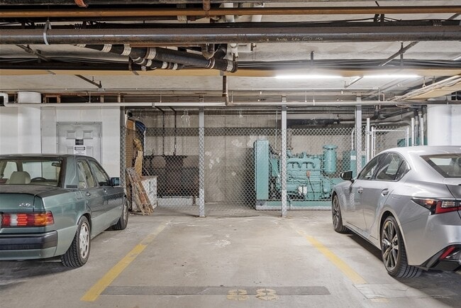 Building Photo - Alqiwz