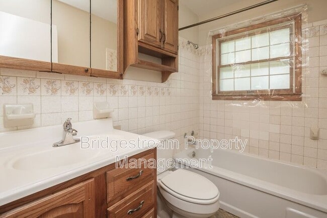 Building Photo - 1205 S Maple Ave