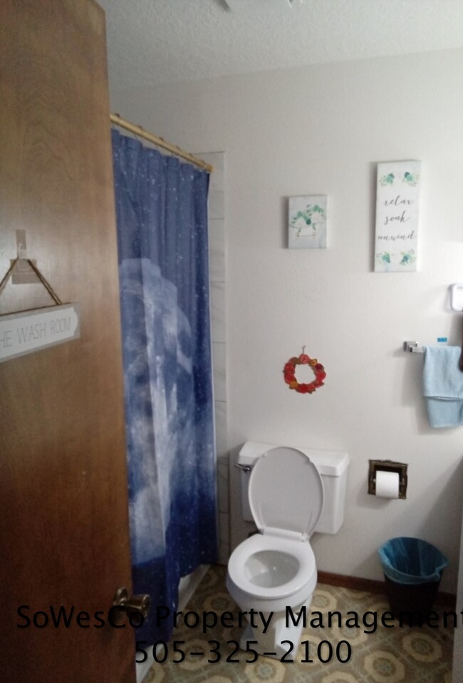 Building Photo - Three Bedroom Home with Garage and Two Baths