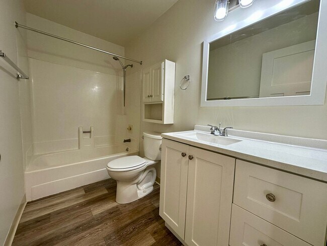 Building Photo - North Hills 3 Bedroom Townhome! In-Unit Wa...