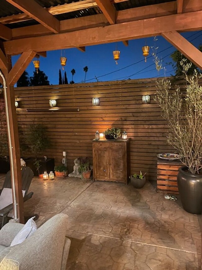 Building Photo - Secluded 2+1 close to Paramount Studios, H...