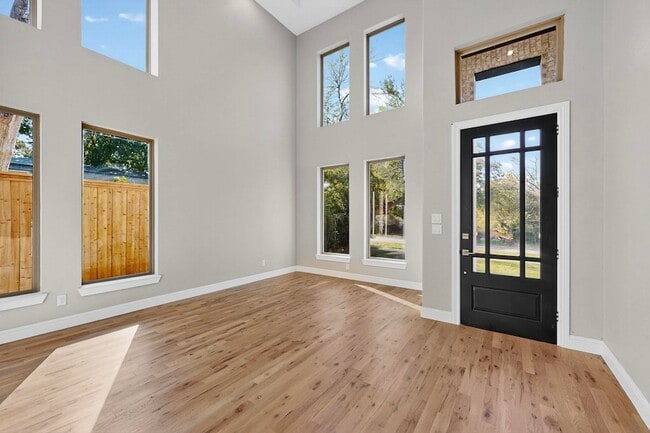 Building Photo - 1828 Highland Dr E