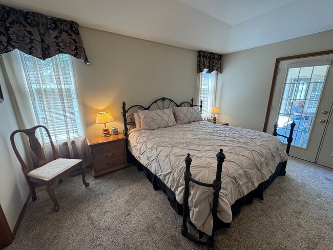 Building Photo - 3 Bed, 2 Bath PLUS Bonus Room SHORT TERM R...