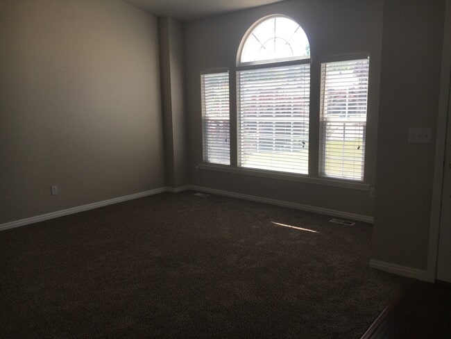 Building Photo - Beautiful home located just minutes from Settler's Park!