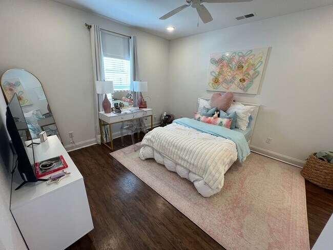 Building Photo - 3 bed 3.5 bath in South Grove!