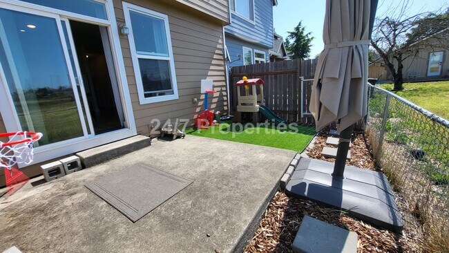 Building Photo - Stylish and Modern 3 BD | 2.5 BA Home - Mo...