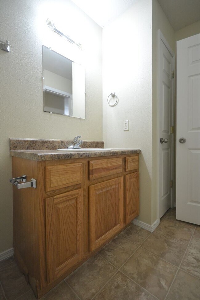 Building Photo - 432 Birchwood Duplex