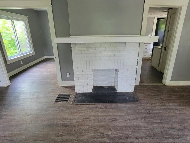 Building Photo - 715 W Fairview Ave