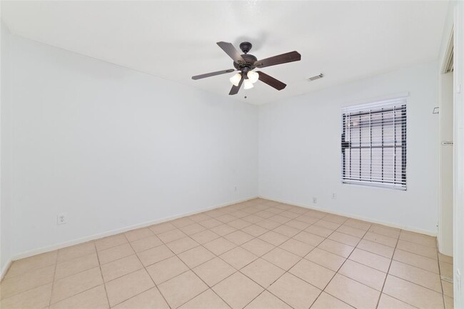 Building Photo - 1106 N Rock Dr