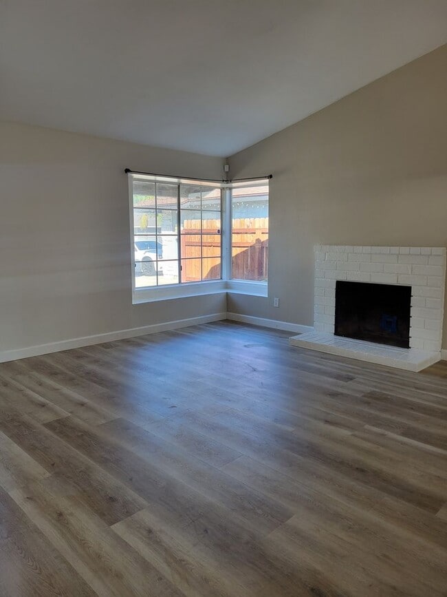 Building Photo - Home in a Quiet Neighborhood in Moreno Valley