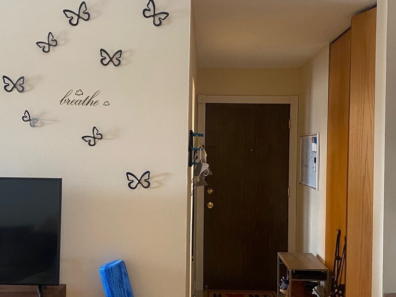 Building Photo - 821 Smetana Rd