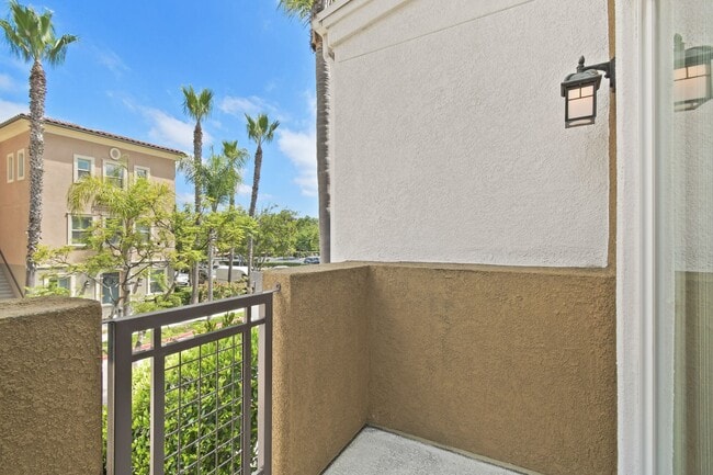 Building Photo - Act Fast: Charming Townhome in Central San...