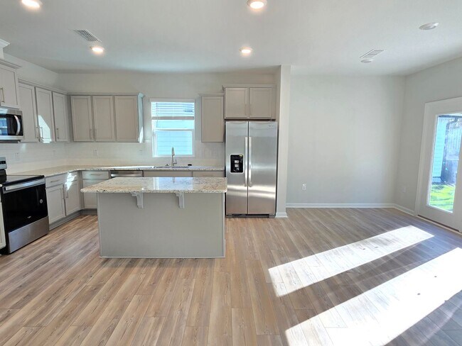 Building Photo - Approx 2700sqft, 5 bed / 3 bath featuring ...