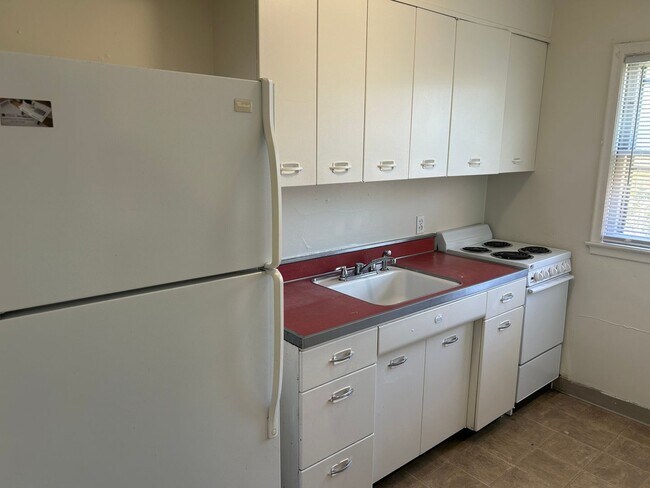 Building Photo - Upper level 1 Bedroom in W St Paul!! Move ...