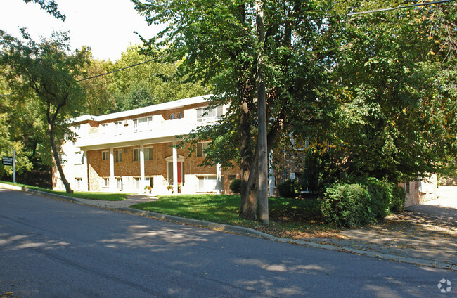 Building Photo - 815 Rice St E