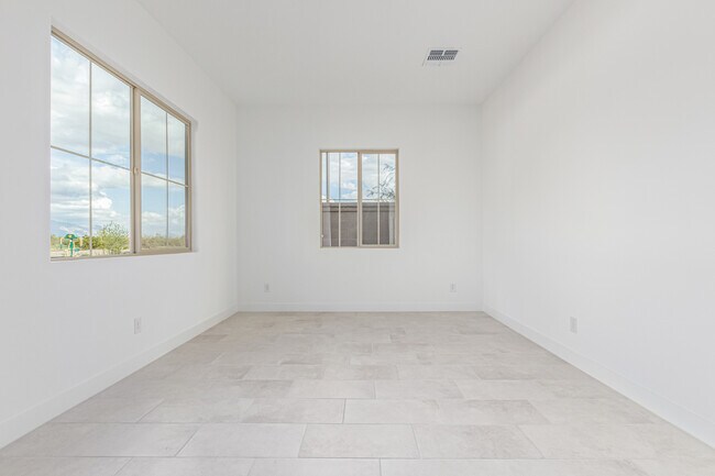 Building Photo - 713 W Longwood Dr