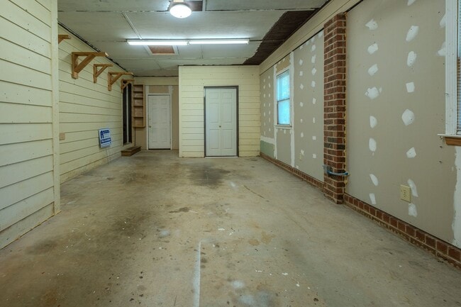 Building Photo - Proper Living in Winterville Georgia!