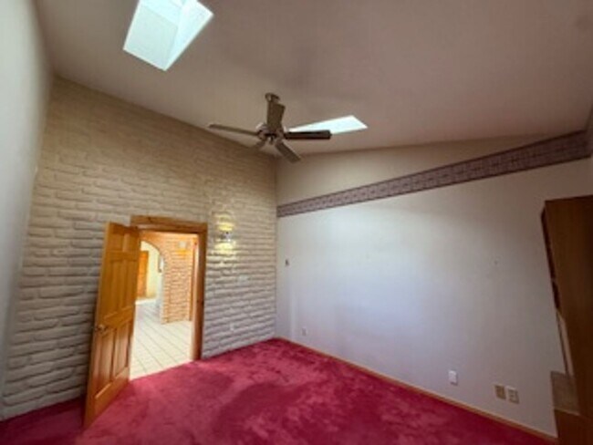 Building Photo - 5 Oriente Ct