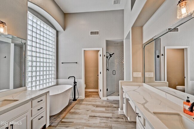 Building Photo - 13059 E Poinsettia Dr