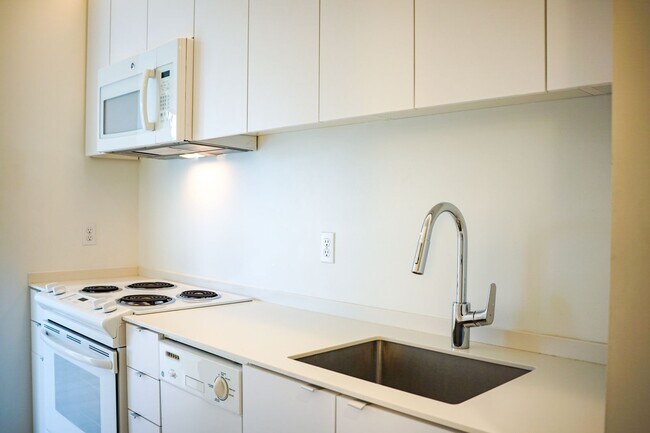 Building Photo - Buckman: Light & Bright 1 Bdr with D/W, A/C, W/D & FREE RENT!