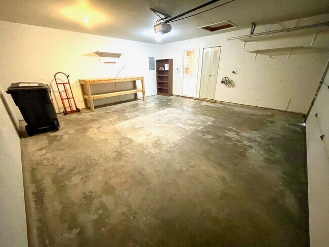 Building Photo - Spacious 3 Bedroom Home in South Columbia