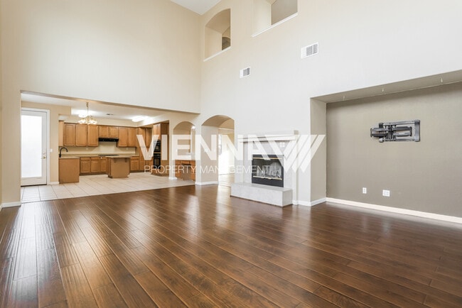 Building Photo - Beautiful 4 Bedroom + Study in Desirable Neighborhood