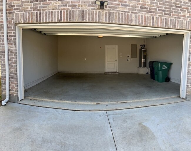 Building Photo - 2400 Greystone Dr