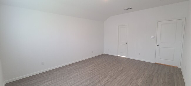 Building Photo - Luxury Vinyl Plank (No Carpet) /  Fridge I...