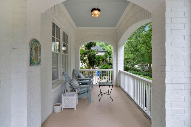 Building Photo - Stunning 4BE/3.5BA home in the very desirable neighborhood, Westhaven!