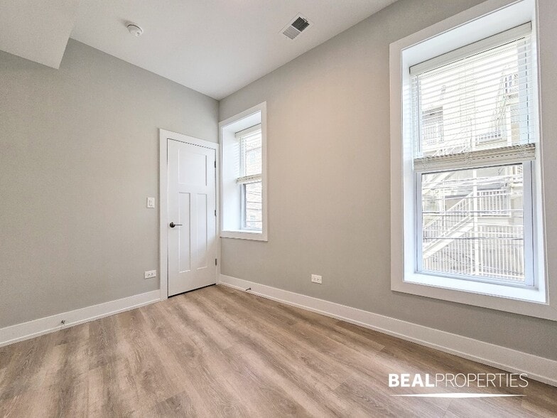 Building Photo - 428 W Belden Ave