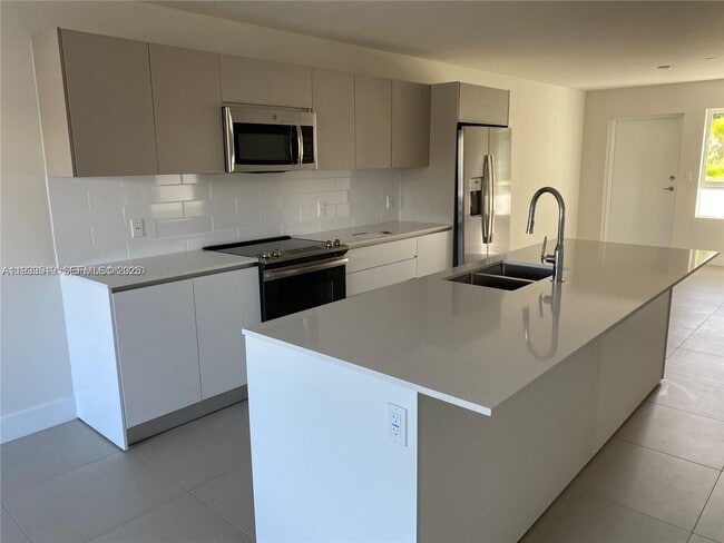 Building Photo - 2535 NE 193rd St