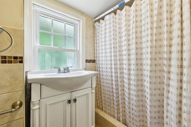 Building Photo - 482 S Elm St