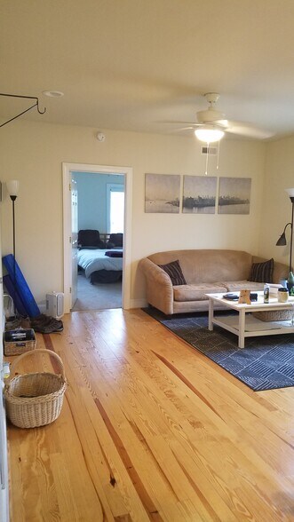 Living - 2123 E Marshall St