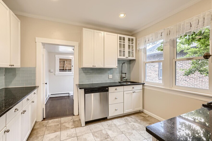 Building Photo - Sophisticated Highlands home walkable to popular eateries